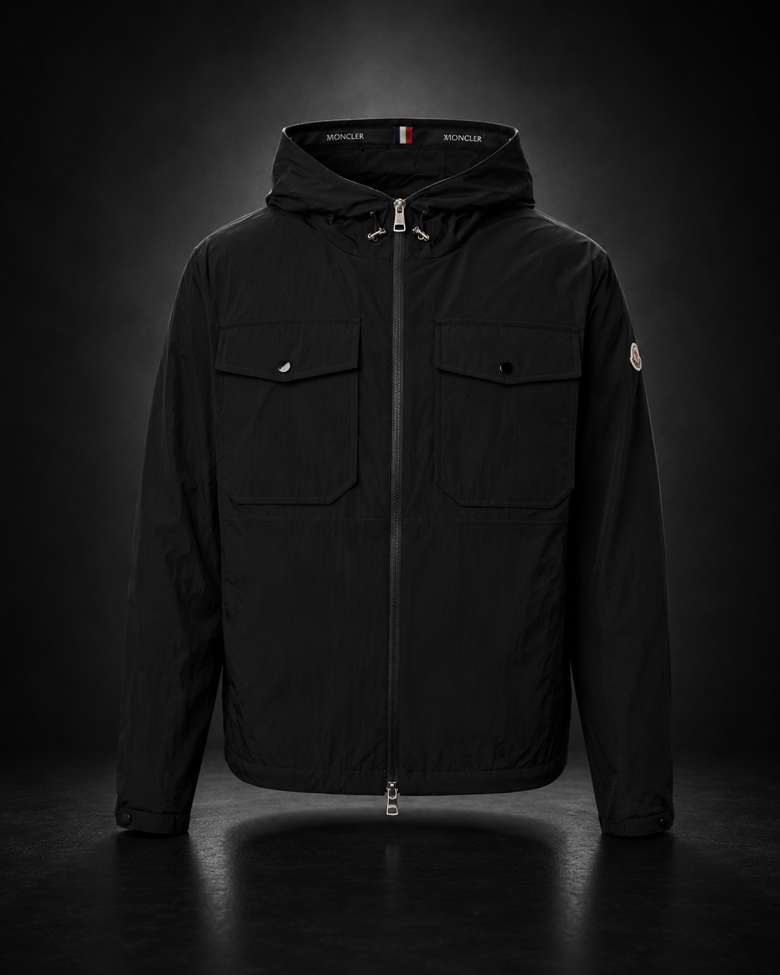Moncler svart övergångsjacka huva bröstfickor