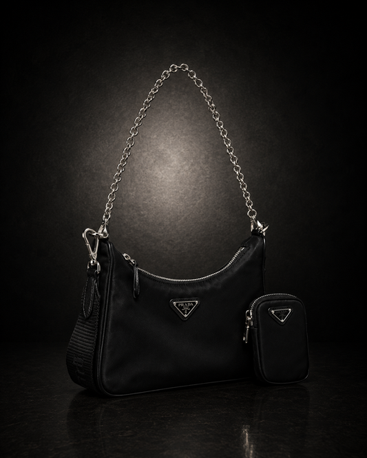 Prada Re-Edition 2005 svart Re-Nylon väska med silverkedja och triangellogotyp